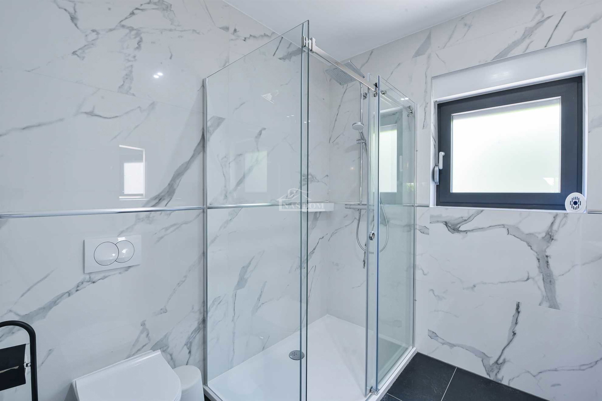 Vendita – moderna casa bifamiliare, posizione TOP, Vodice (a 50 m dalla spiaggia)