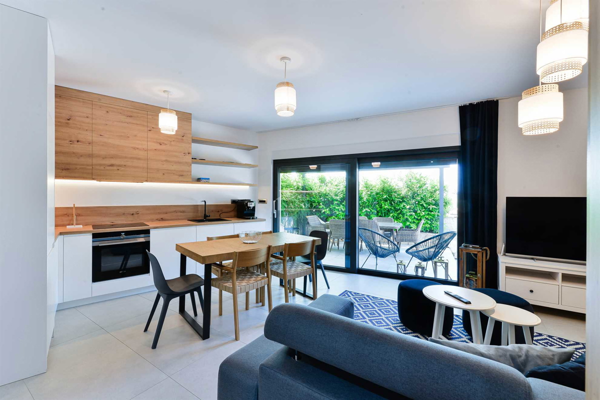 Vendita – moderna casa bifamiliare, posizione TOP, Vodice (a 50 m dalla spiaggia)