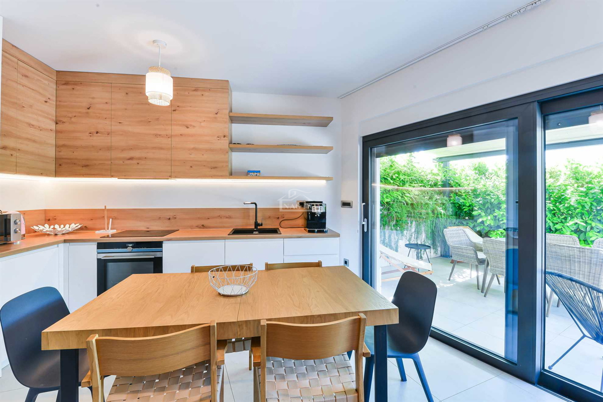 Vendita – moderna casa bifamiliare, posizione TOP, Vodice (a 50 m dalla spiaggia)