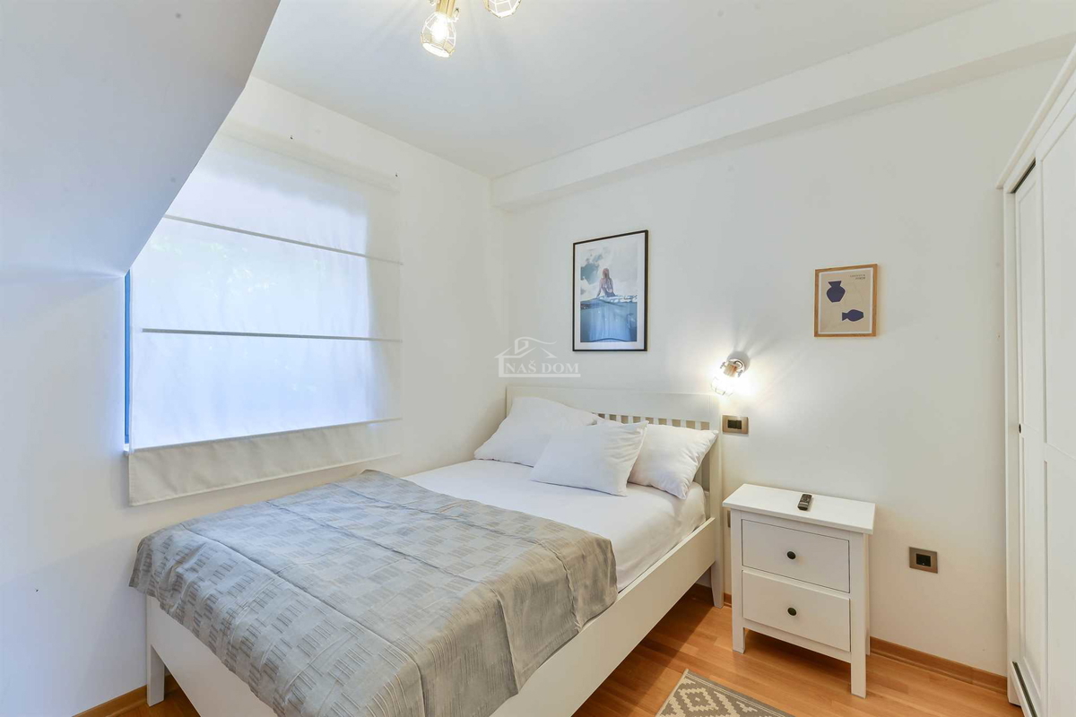 Vendita – moderna casa bifamiliare, posizione TOP, Vodice (a 50 m dalla spiaggia)