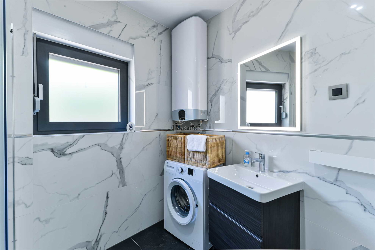 Vendita – moderna casa bifamiliare, posizione TOP, Vodice (a 50 m dalla spiaggia)