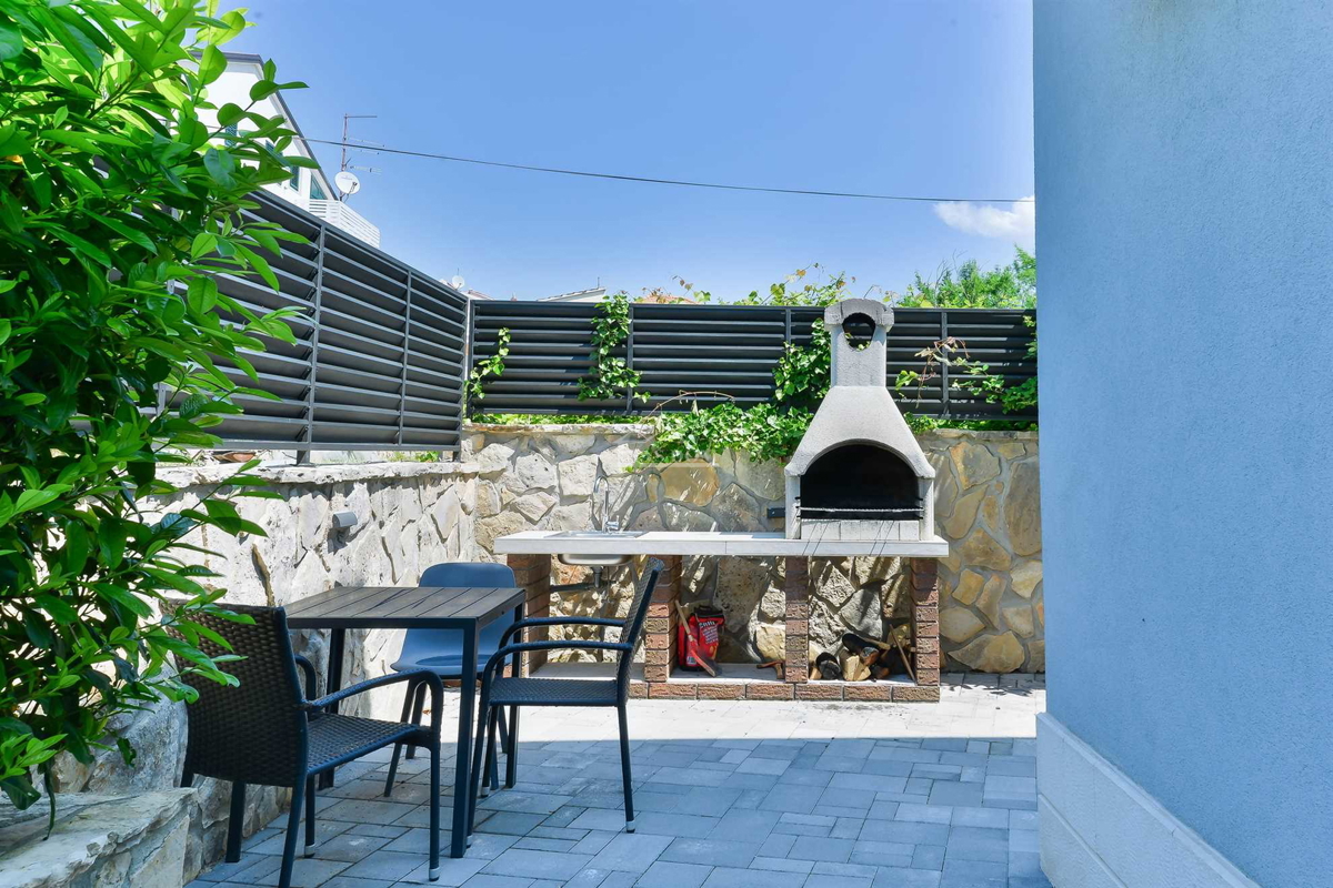 Vendita – moderna casa bifamiliare, posizione TOP, Vodice (a 50 m dalla spiaggia)