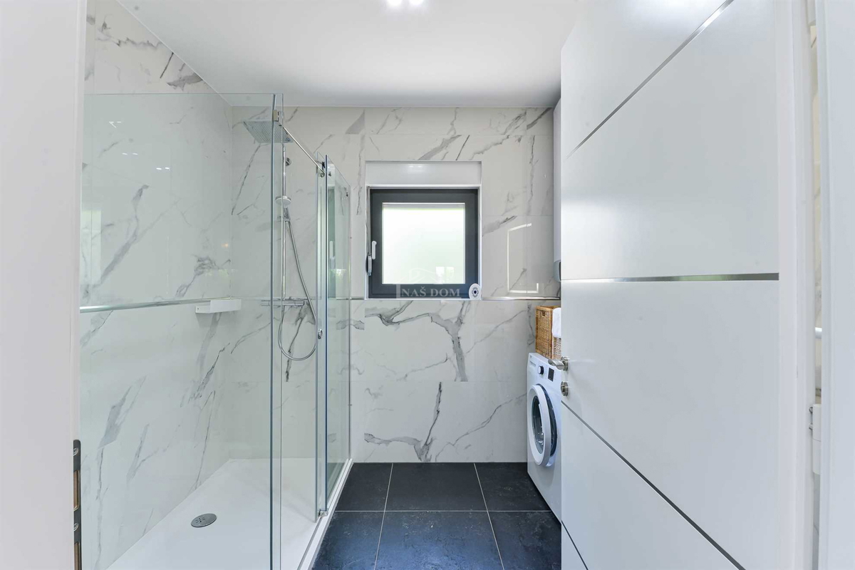 Vendita – moderna casa bifamiliare, posizione TOP, Vodice (a 50 m dalla spiaggia)