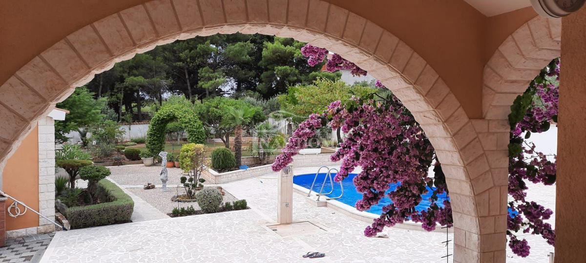 Vodice - Casa familiare con piscina in posizione tranquilla