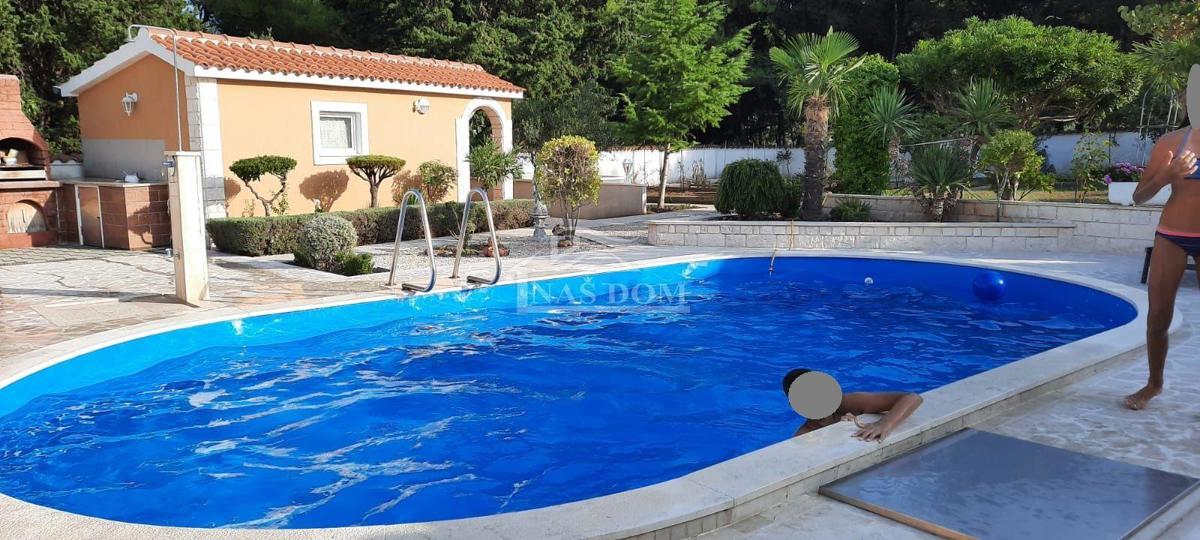 Vodice - Casa familiare con piscina in posizione tranquilla