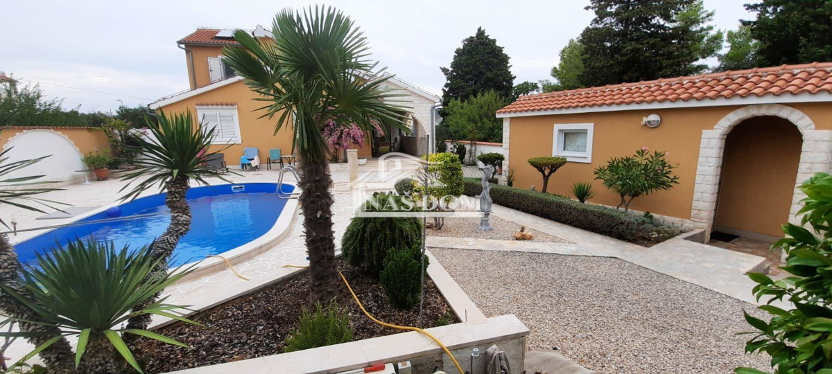 Vodice - Casa familiare con piscina in posizione tranquilla
