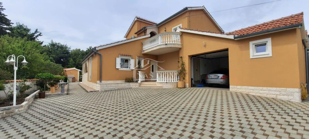 Vodice - Casa familiare con piscina in posizione tranquilla