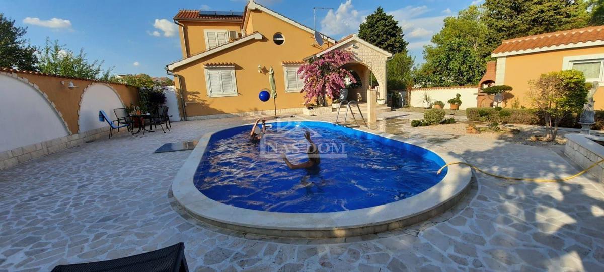 Vodice - Casa familiare con piscina in posizione tranquilla