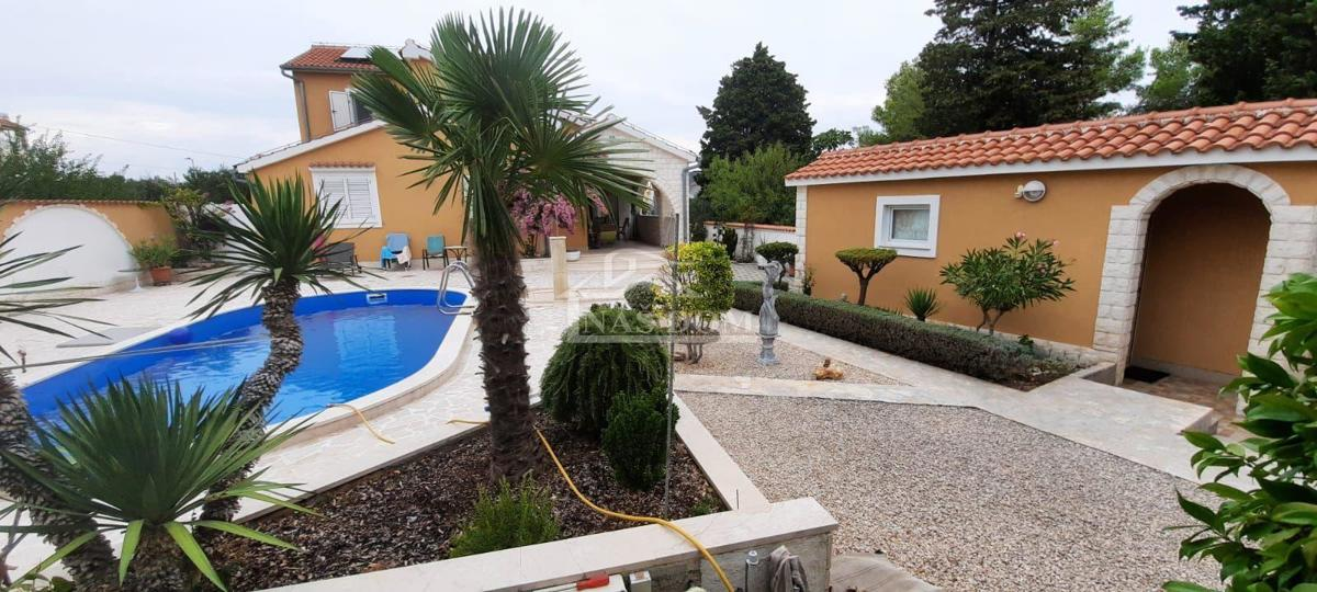 Vodice - Casa familiare con piscina in posizione tranquilla