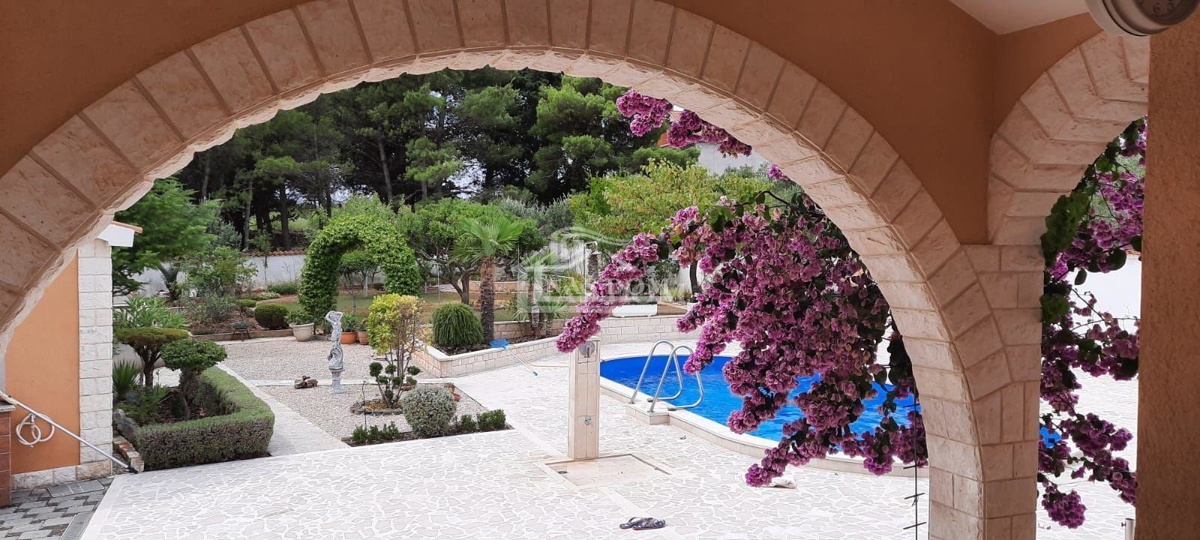 Vodice - Casa familiare con piscina in posizione tranquilla