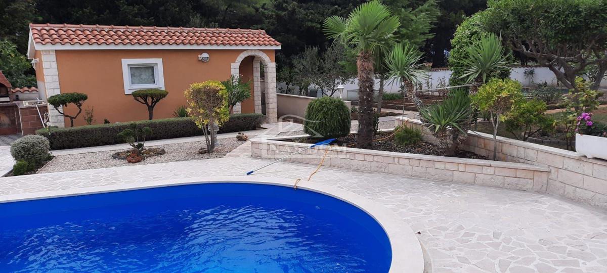 Vodice - Casa familiare con piscina in posizione tranquilla