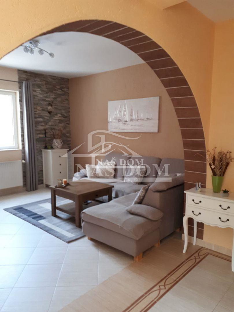 Vodice - Casa familiare con piscina in posizione tranquilla