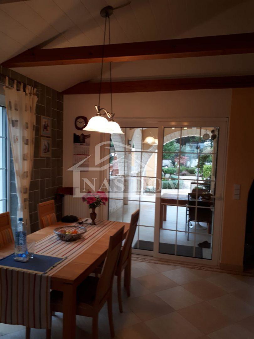 Vodice - Casa familiare con piscina in posizione tranquilla