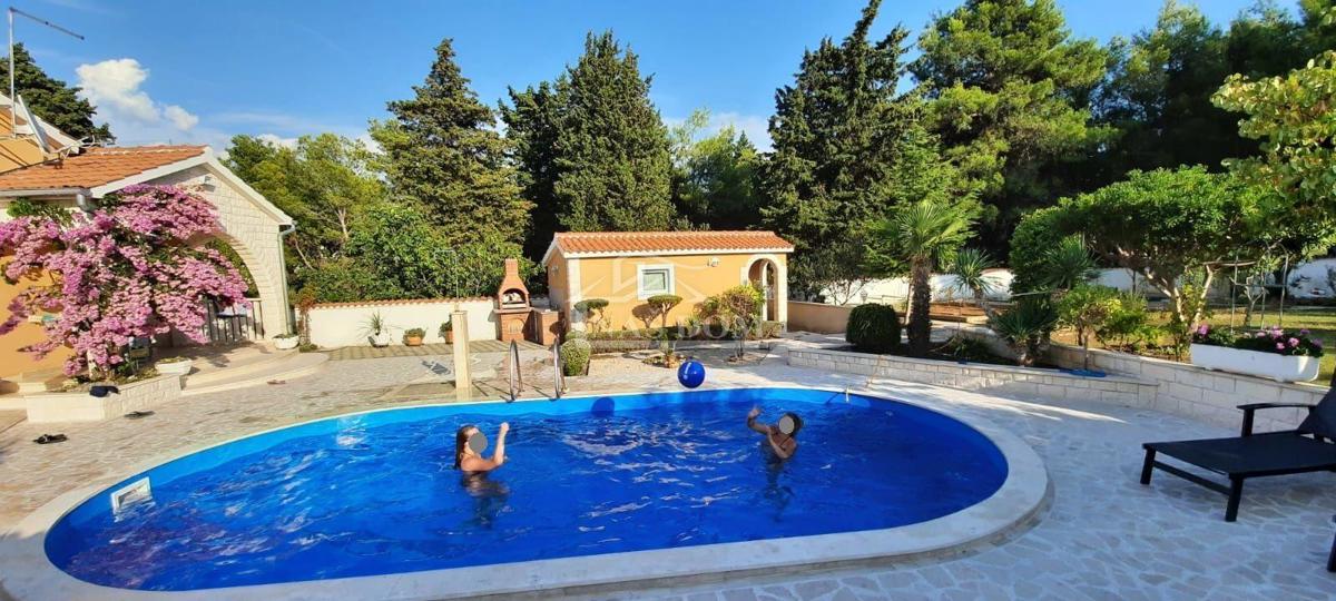 Vodice - Casa familiare con piscina in posizione tranquilla