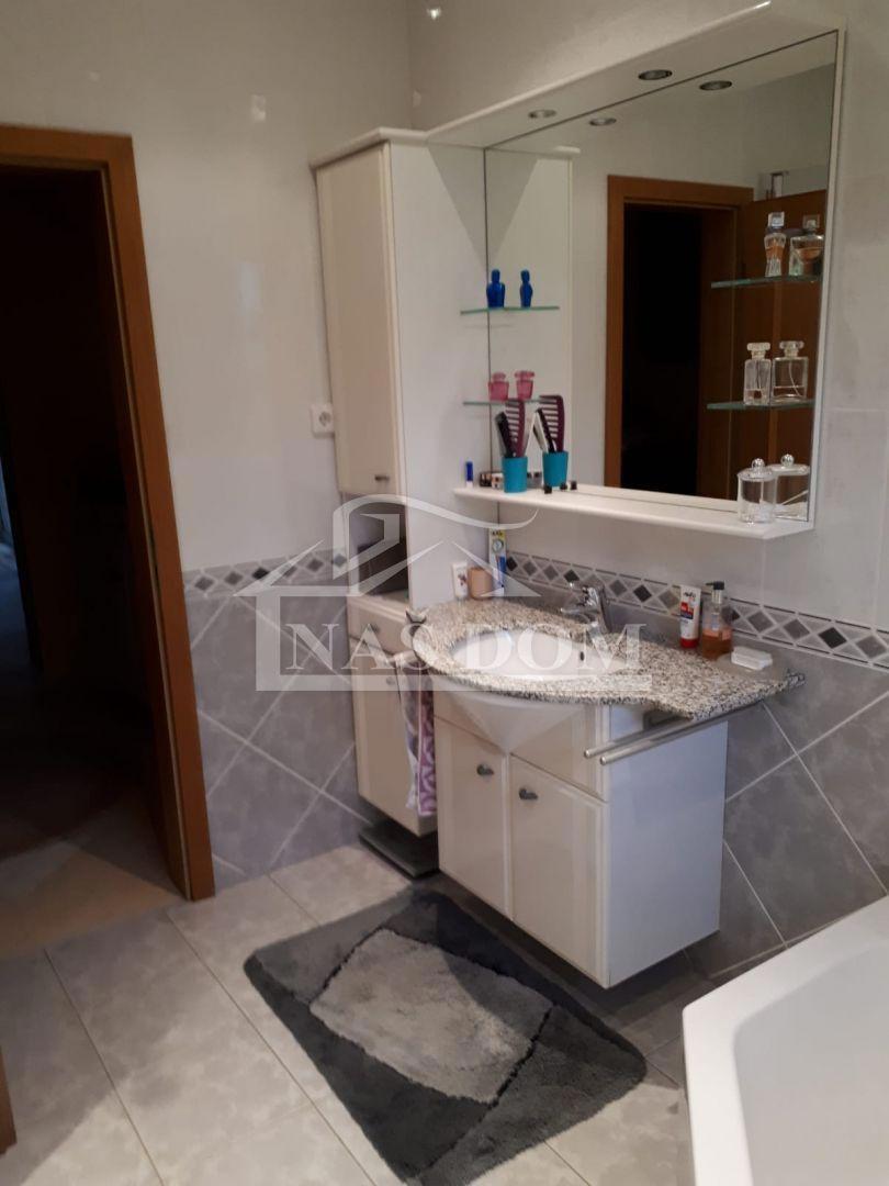 Vodice - Casa familiare con piscina in posizione tranquilla