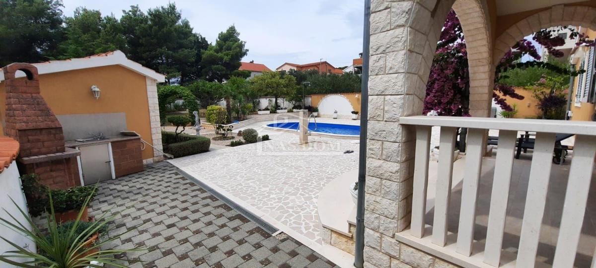 Vodice - Casa familiare con piscina in posizione tranquilla