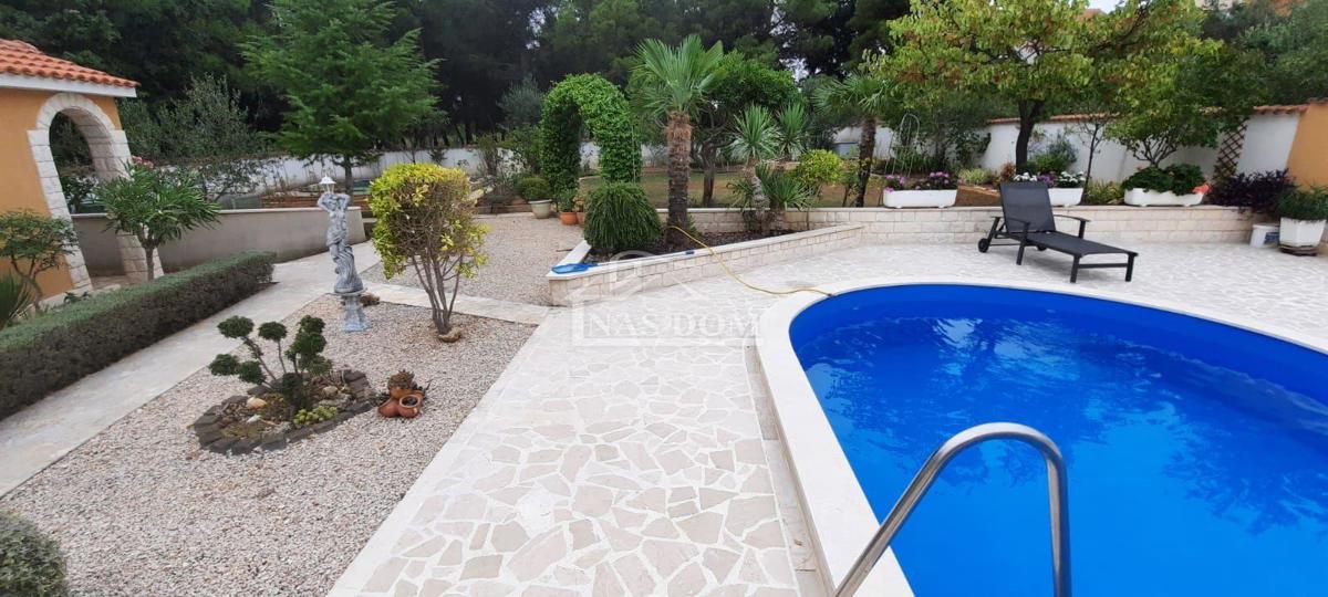 Vodice - Casa familiare con piscina in posizione tranquilla