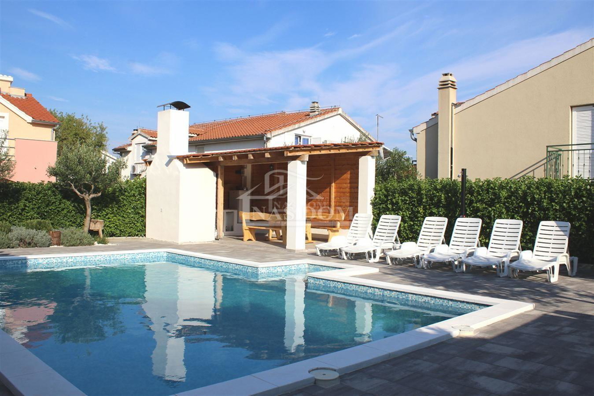 Vodice - Casa arredata con 2 appartamenti, in una posizione tranquilla