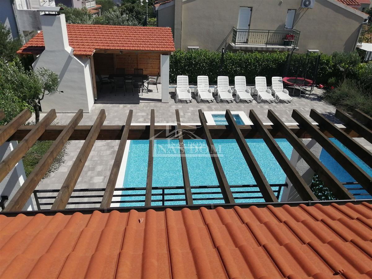 Vodice - Casa arredata con 2 appartamenti, in una posizione tranquilla