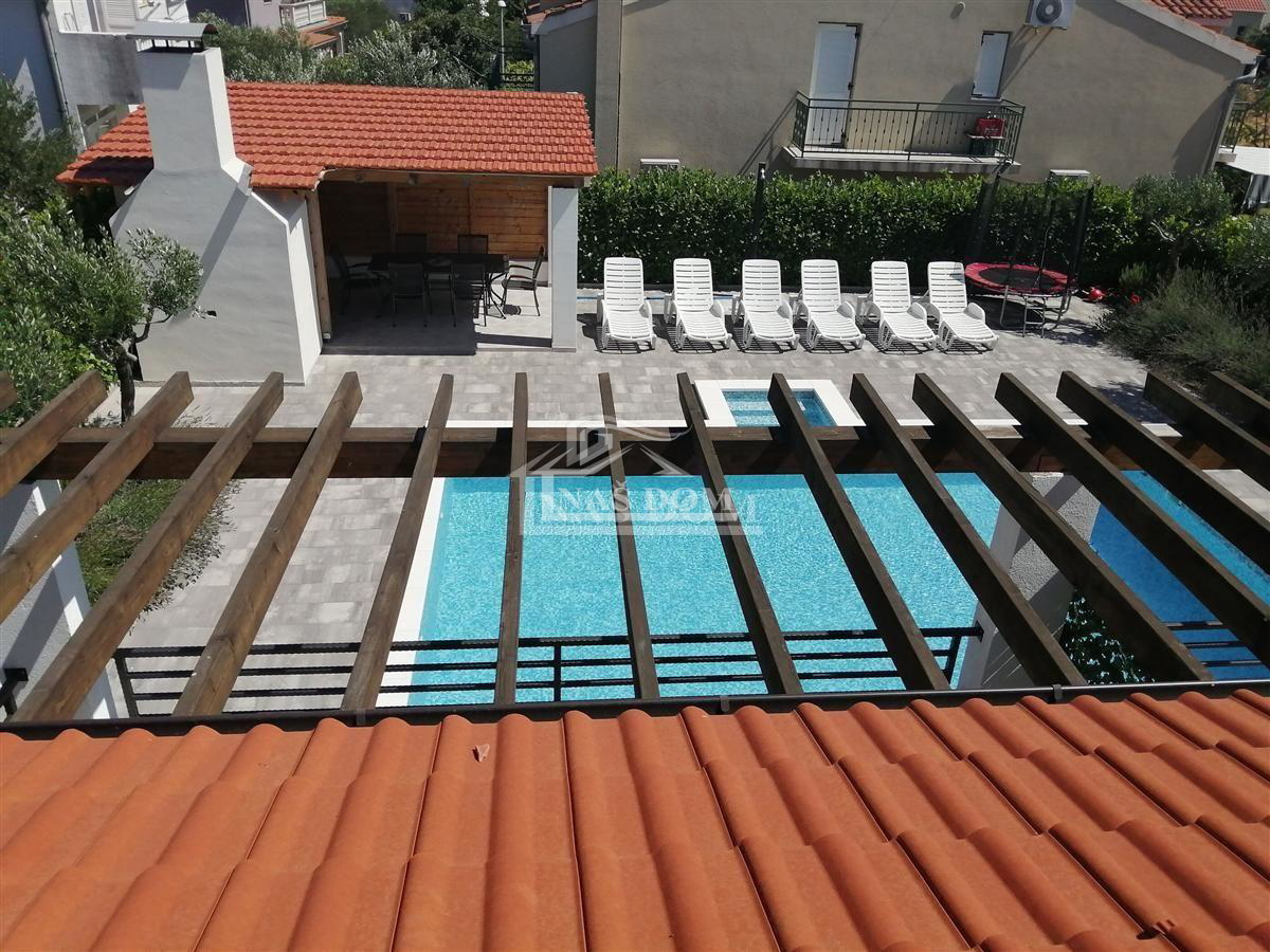 Vodice - Villetta bifamiliare arredata in posizione tranquilla