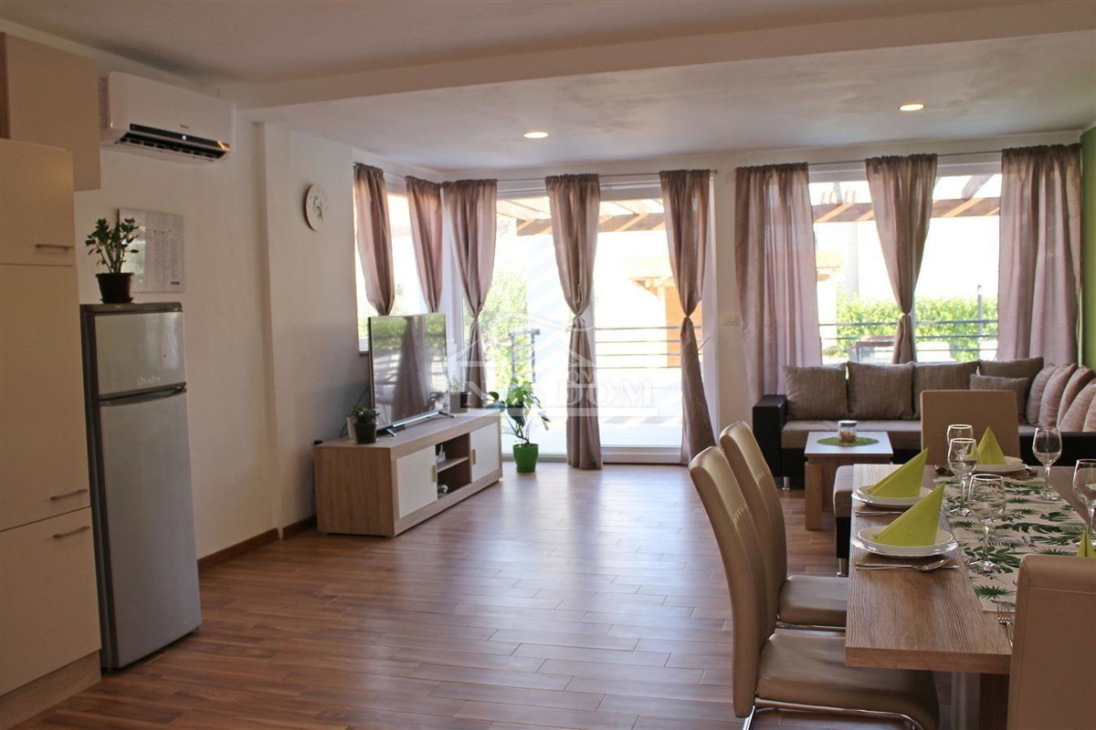 Vodice - Casa arredata con 2 appartamenti, in una posizione tranquilla