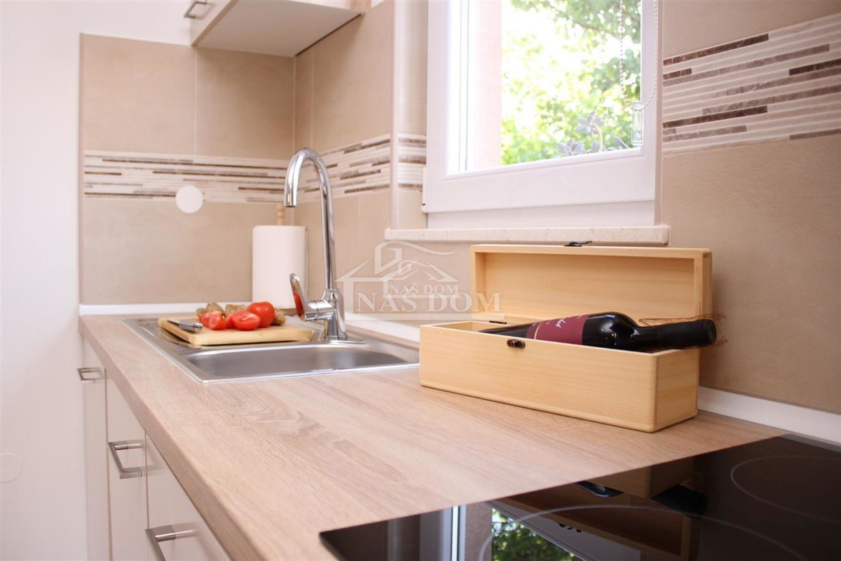 Vodice - Casa arredata con 2 appartamenti, in una posizione tranquilla