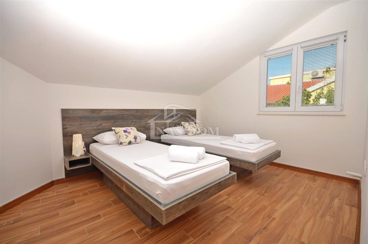 Vodice - Casa arredata con 2 appartamenti, in una posizione tranquilla