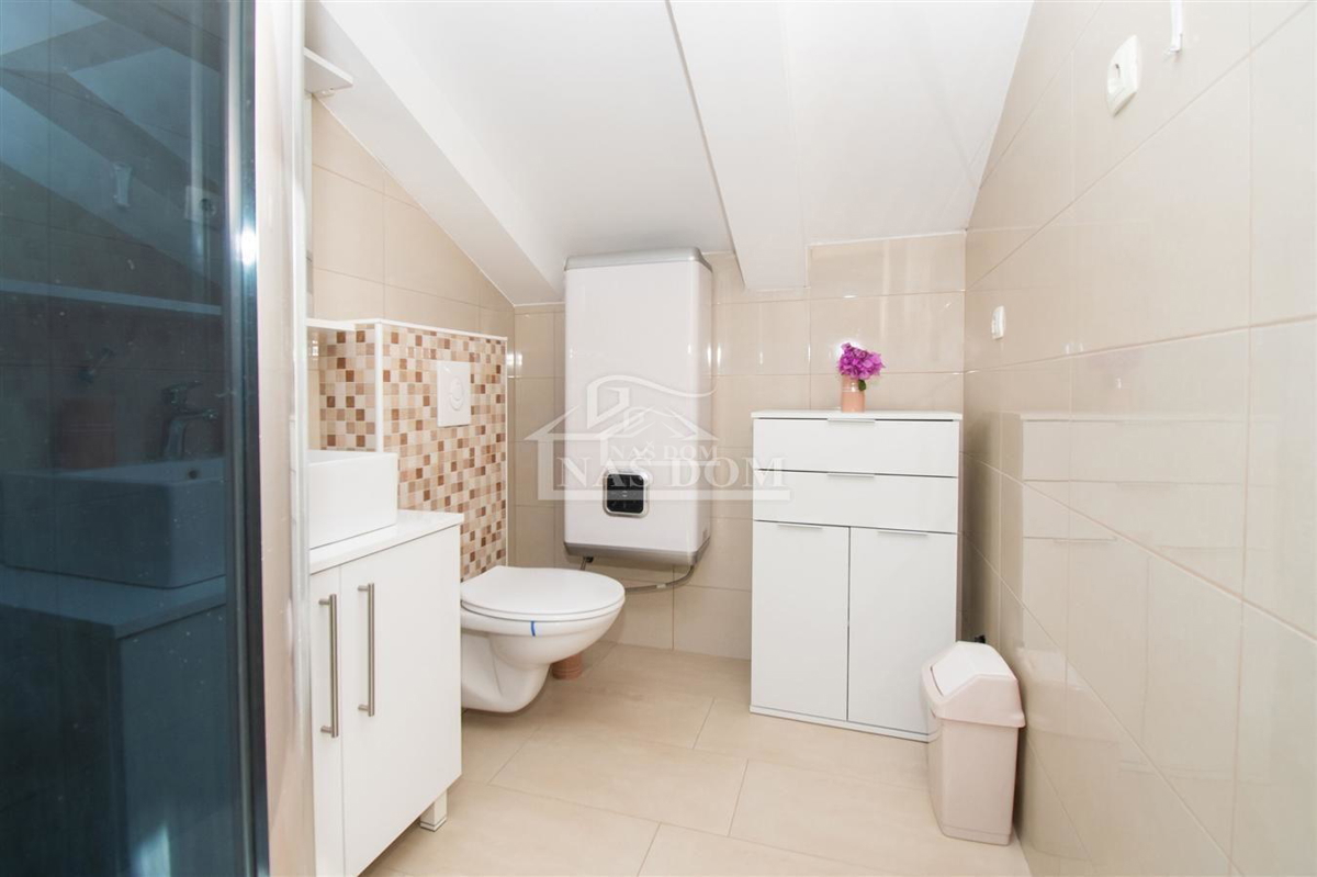 Vodice - Casa arredata con 2 appartamenti, in una posizione tranquilla