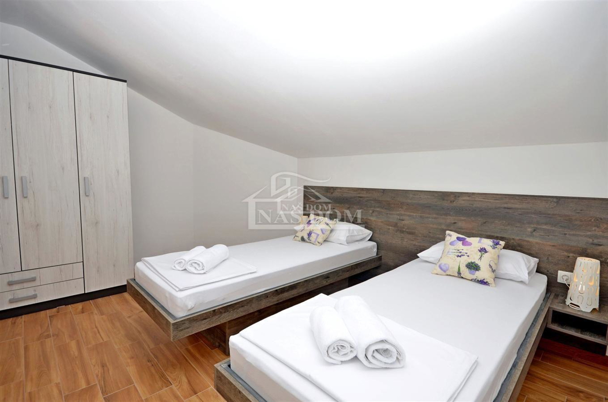 Vodice - Casa arredata con 2 appartamenti, in una posizione tranquilla