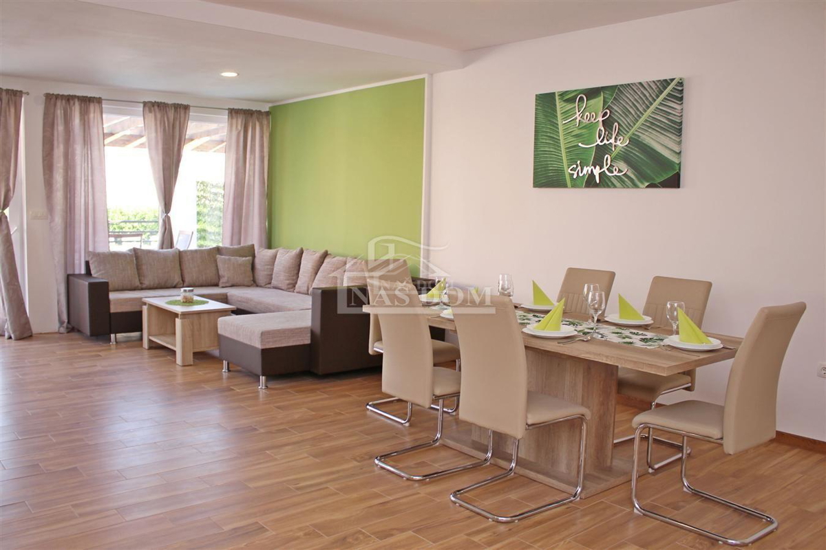 Vodice - Casa arredata con 2 appartamenti, in una posizione tranquilla