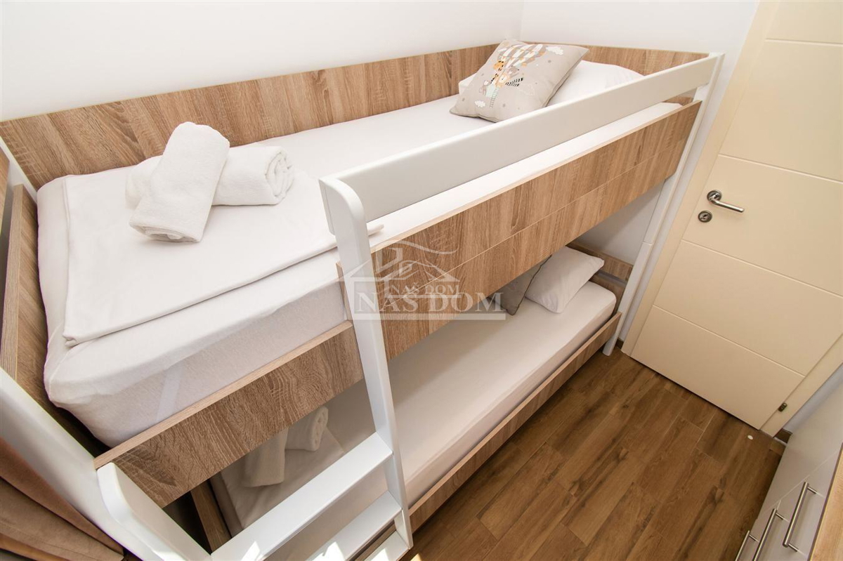 Vodice - Casa arredata con 2 appartamenti, in una posizione tranquilla