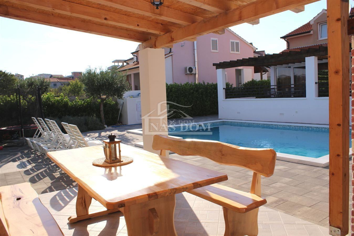 Vodice - Casa arredata con 2 appartamenti, in una posizione tranquilla