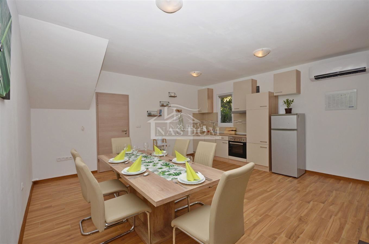 Vodice - Casa arredata con 2 appartamenti, in una posizione tranquilla