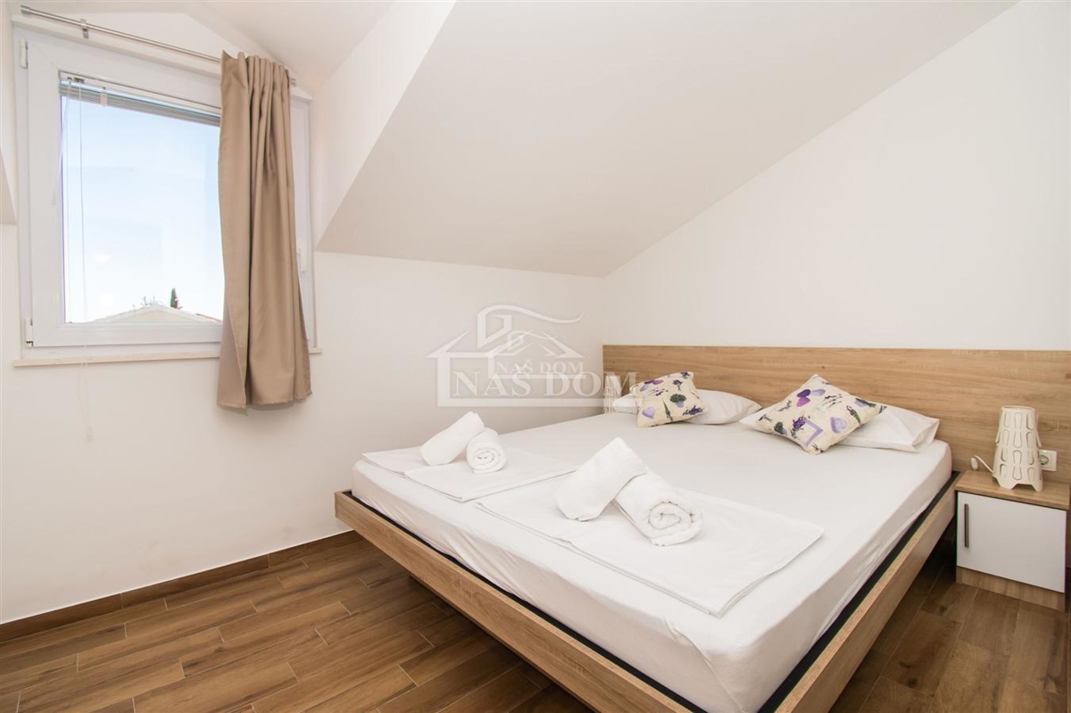 Vodice - Casa arredata con 2 appartamenti, in una posizione tranquilla