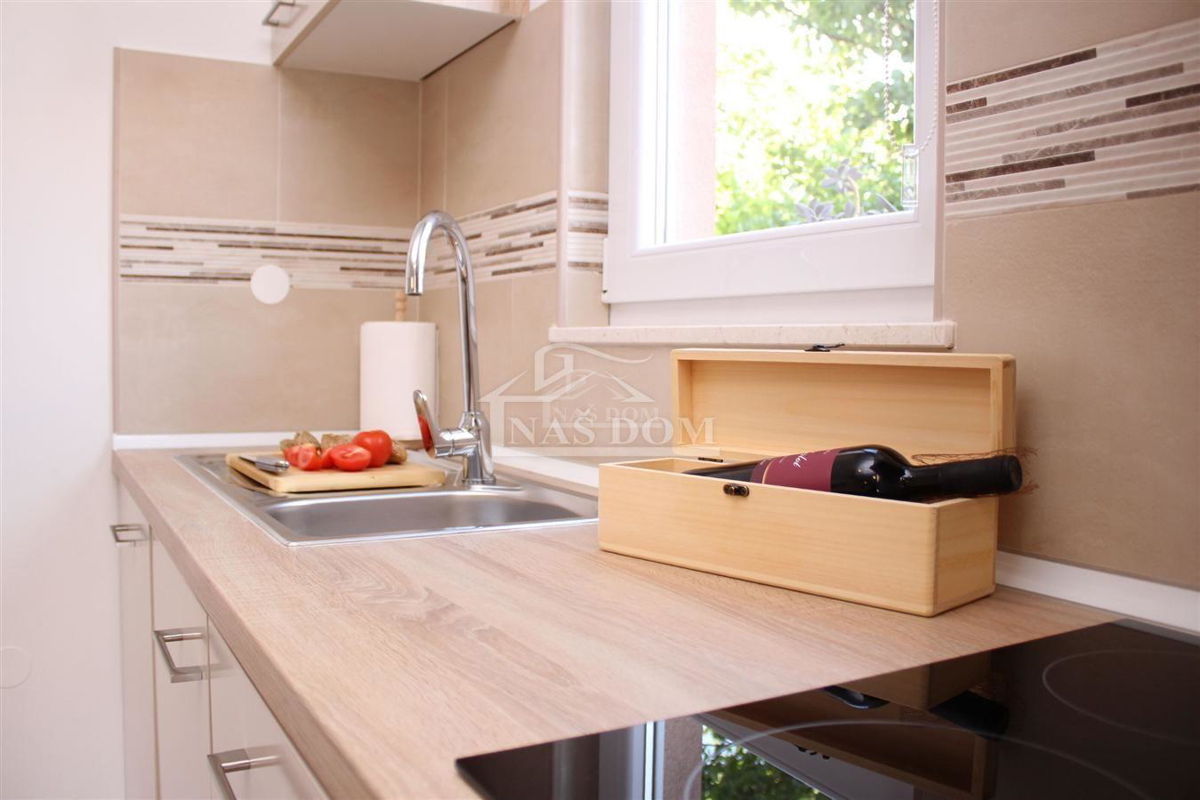 Vodice - Casa arredata con 2 appartamenti, in una posizione tranquilla