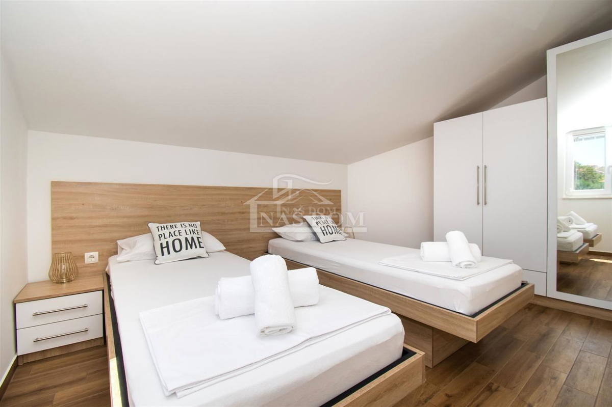 Vodice - Casa arredata con 2 appartamenti, in una posizione tranquilla