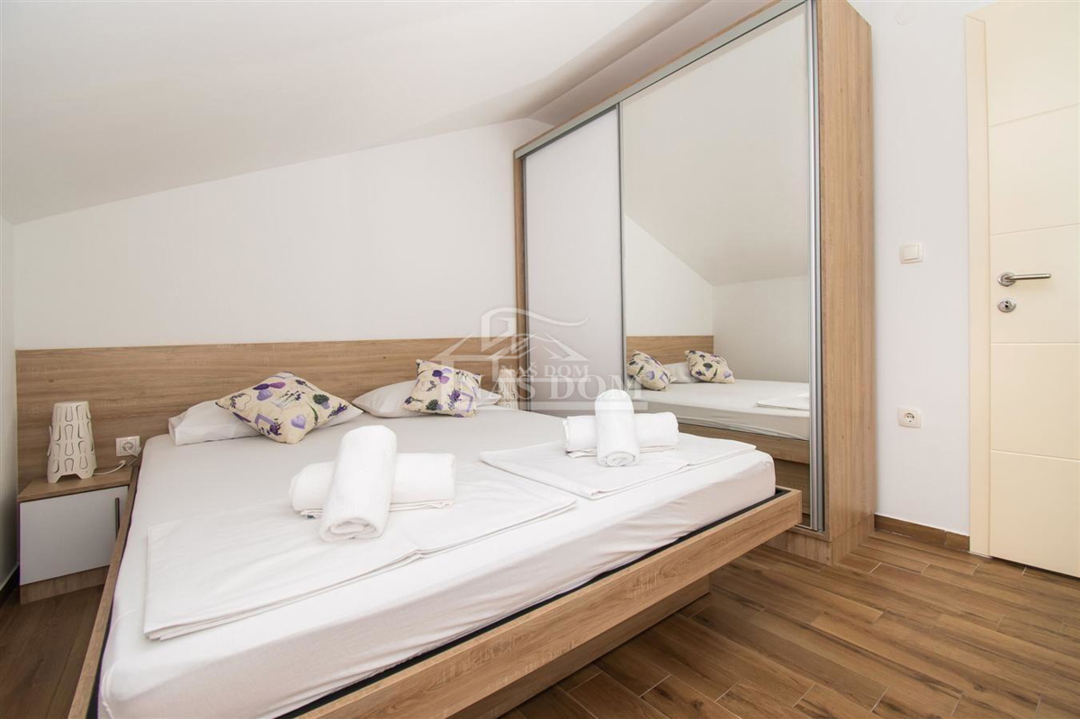 Vodice - Casa arredata con 2 appartamenti, in una posizione tranquilla