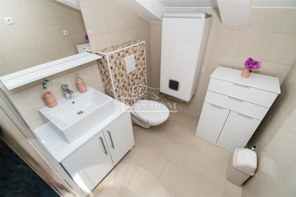 Vodice - Casa arredata con 2 appartamenti, in una posizione tranquilla