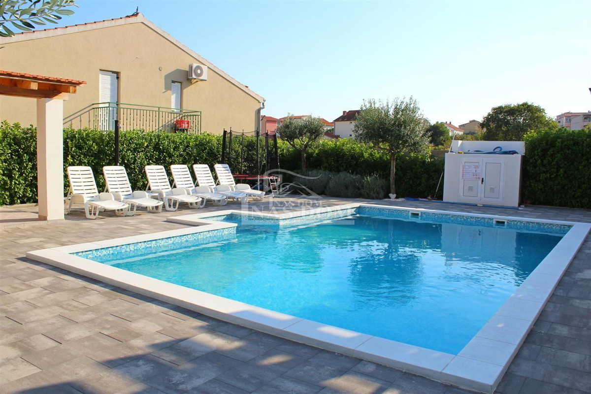 Vodice - Casa arredata con 2 appartamenti, in una posizione tranquilla