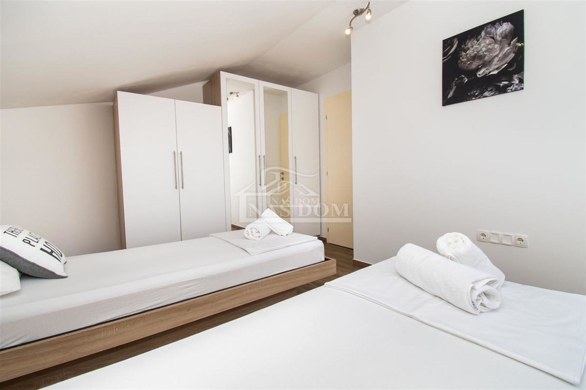 Vodice - Casa arredata con 2 appartamenti, in una posizione tranquilla