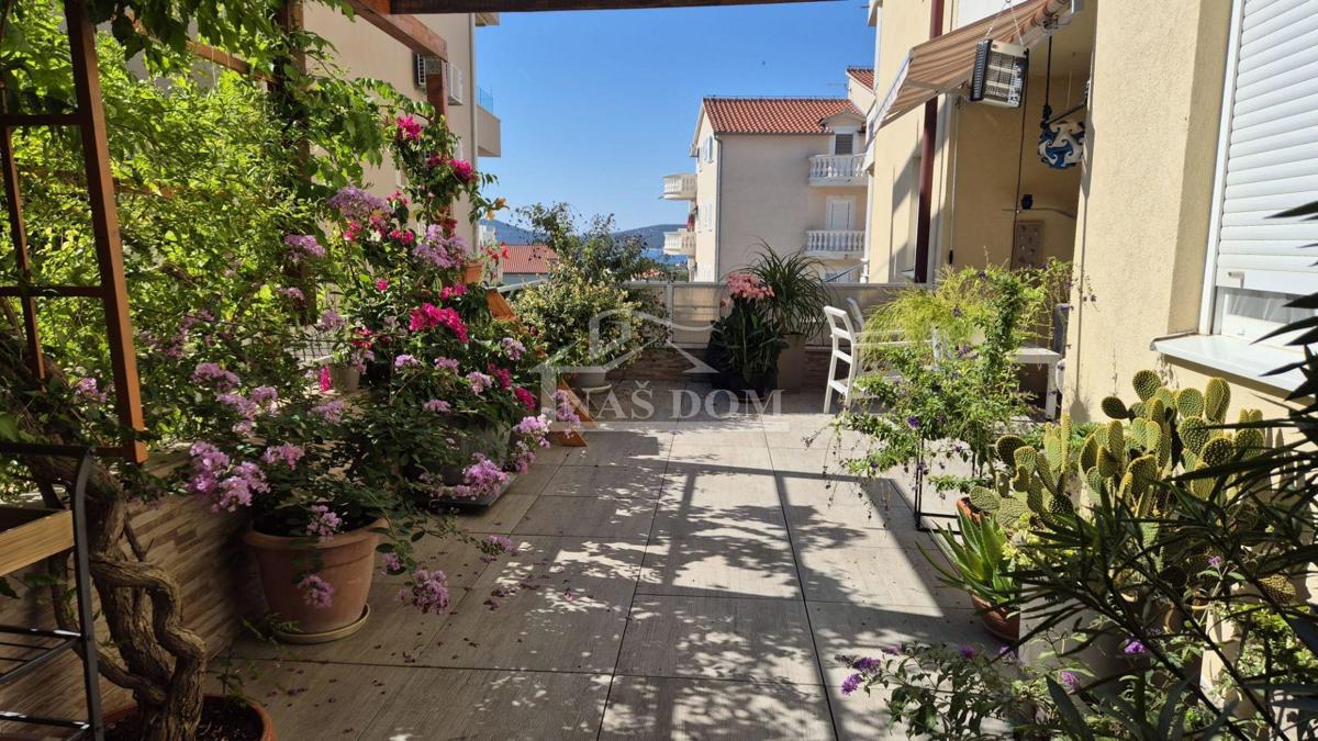 Vodice - appartamento al piano terra con terrazza, vista mare, 600 m dalla spiaggia