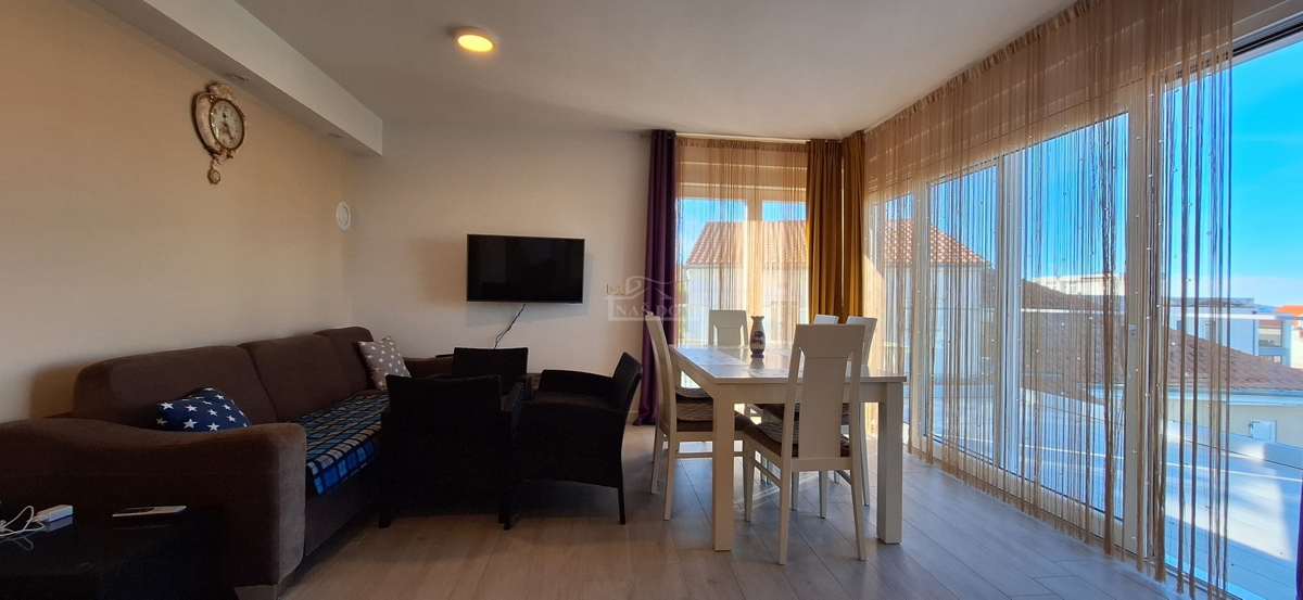 Vodice, Srima - Appartamento 2S+DB, II PIANO, 120 m dalla spiaggia