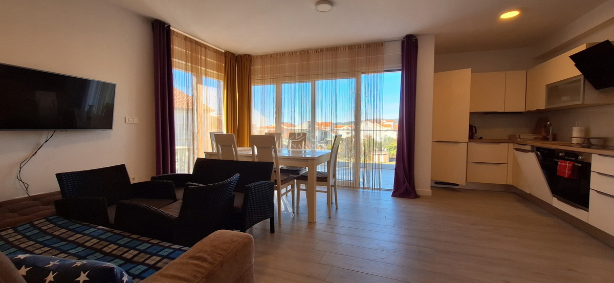 Vodice, Srima - Appartamento 2S+DB, II PIANO, 120 m dalla spiaggia