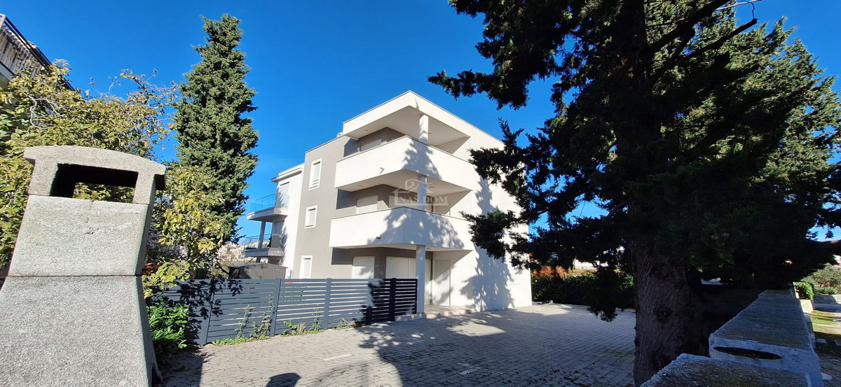 Vodice, Srima - Appartamento 2S+DB, II PIANO, 120 m dalla spiaggia