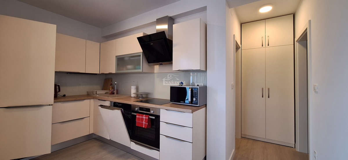 Vodice, Srima - Appartamento 2S+DB, II PIANO, 120 m dalla spiaggia