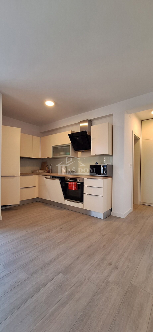 Vodice, Srima - Appartamento 2S+DB, II PIANO, 120 m dalla spiaggia