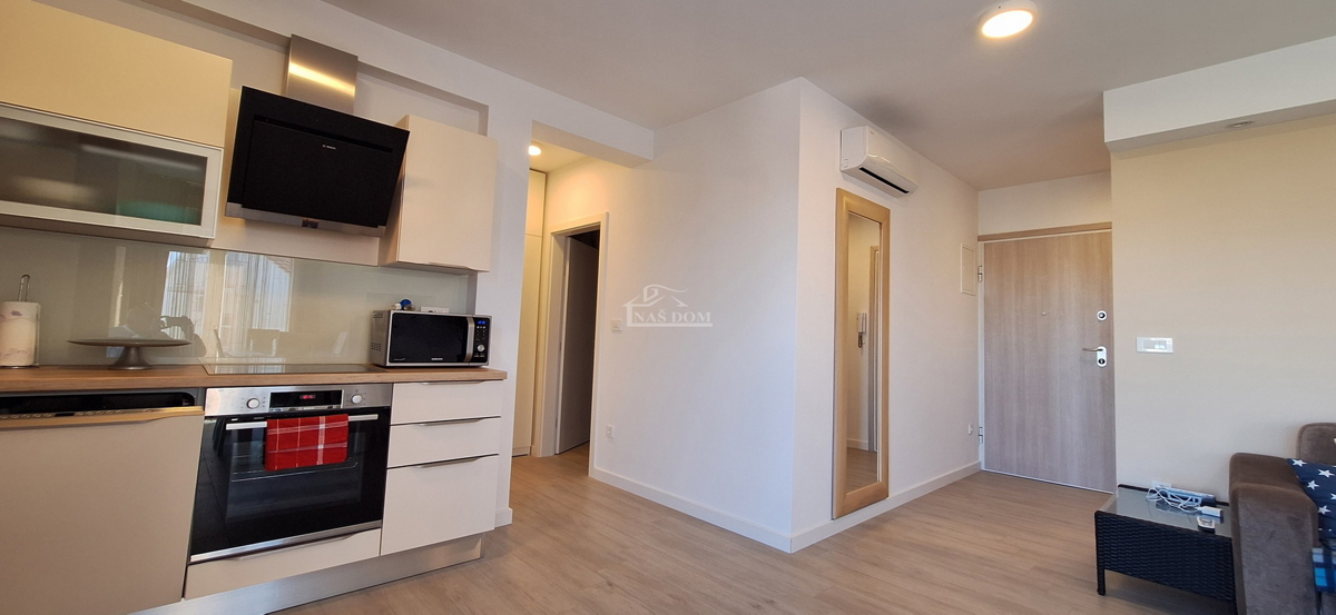 Vodice, Srima - Appartamento 2S+DB, II PIANO, 120 m dalla spiaggia