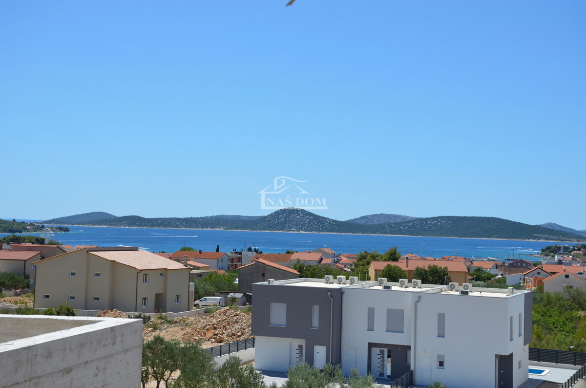 Imponente attico con vista panoramica sul mare – Nuova costruzione di lusso a Vodice