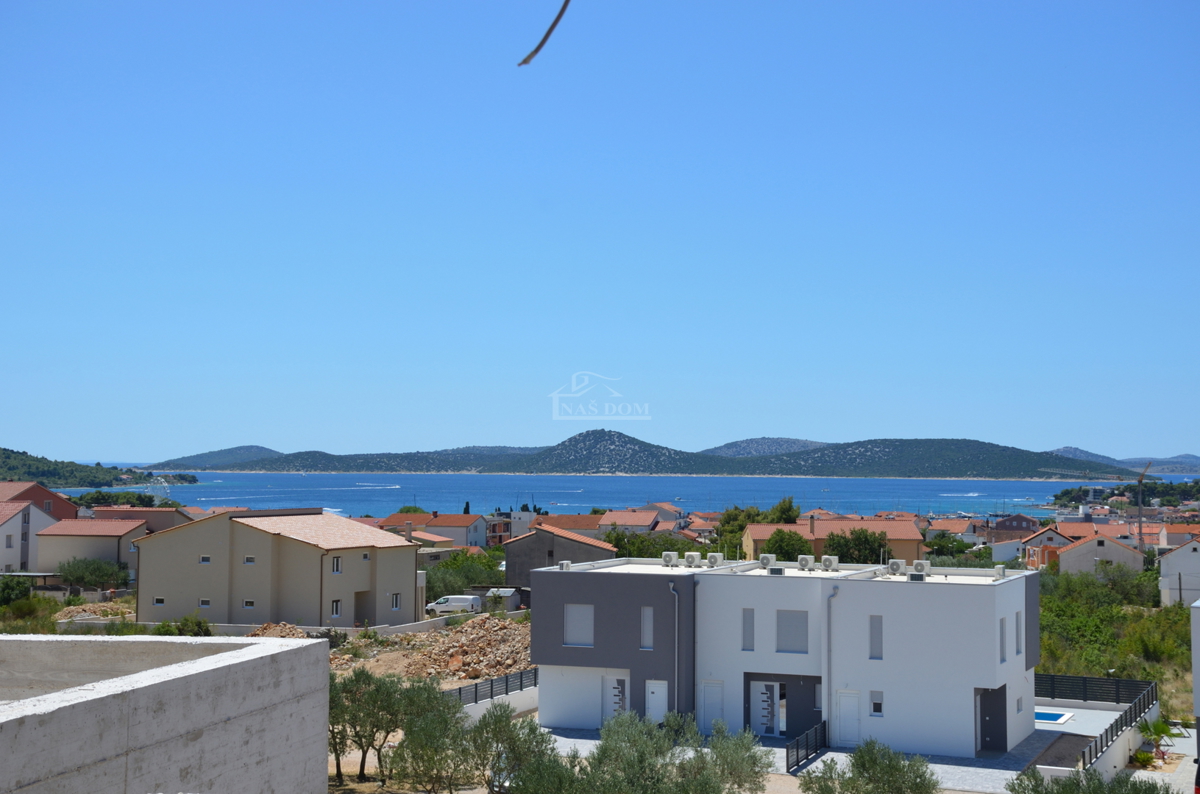 Imponente attico con vista panoramica sul mare – Nuova costruzione di lusso a Vodice