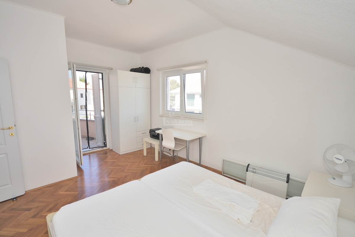 Vodice - Appartamento con due camere da letto, secondo piano, a 350 m dalla spiaggia